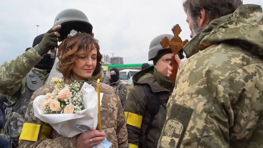 Ze svatebního obřadu přímo do války. I to je realita současné Ukrajiny